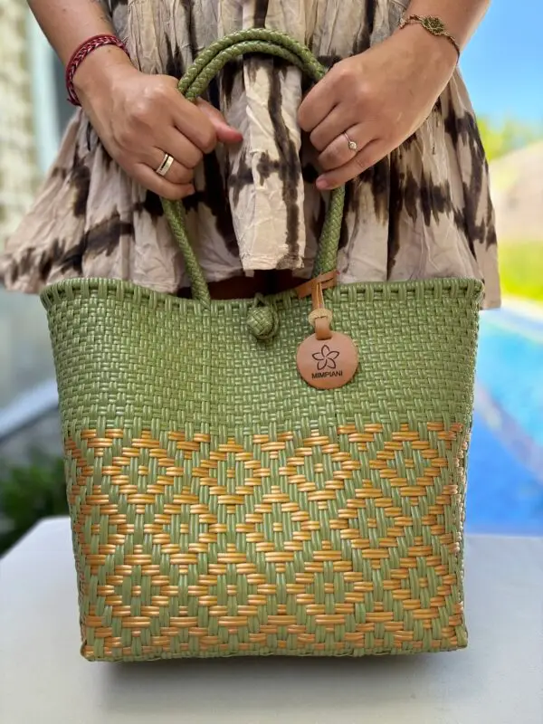"Batik Cahaya - fénybe szőtt batik " táska avokádó-arany színben - Image 3