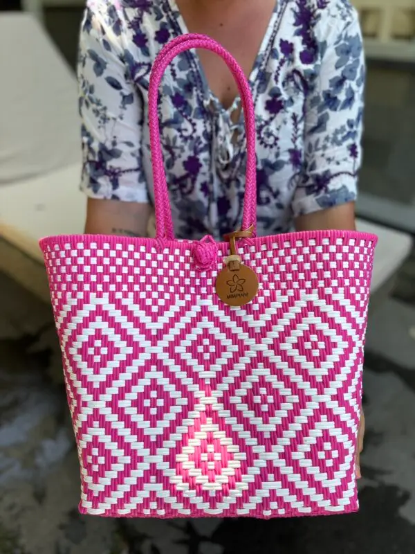 "Batik Cahaya - fénybe szőtt batik" –  táska magenta-fehér színben - Image 2