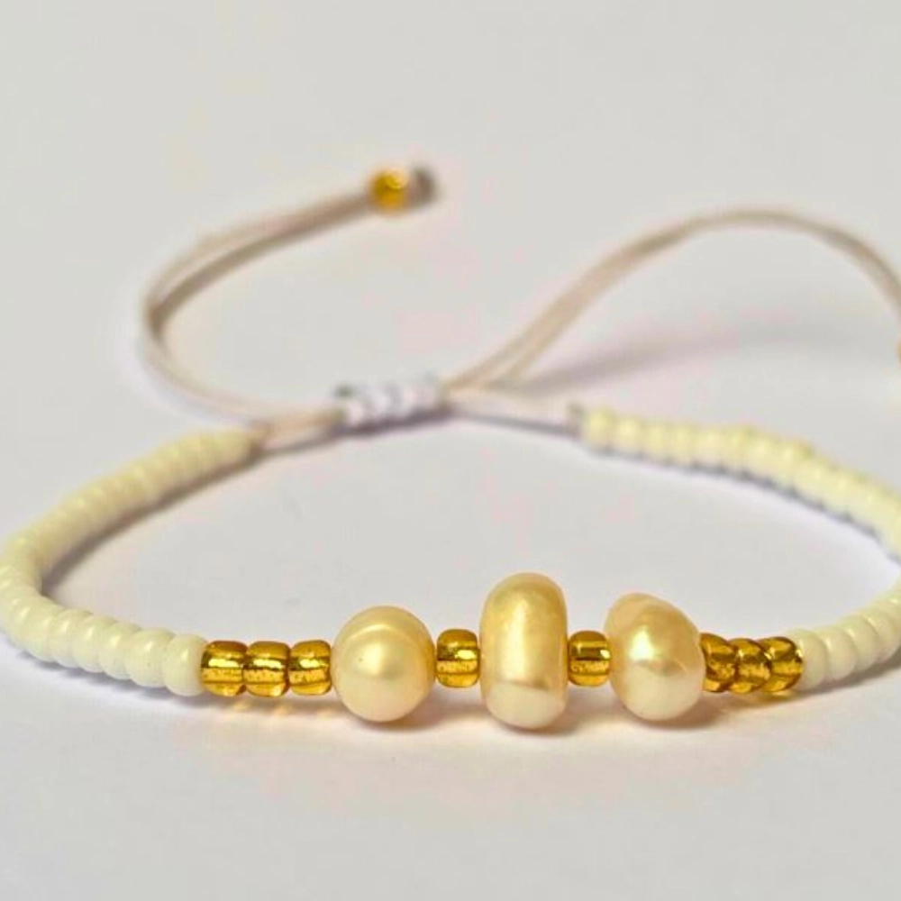 "Cahaya -belső ragyogás" üveggyöngy karkötő igazgyönggyel