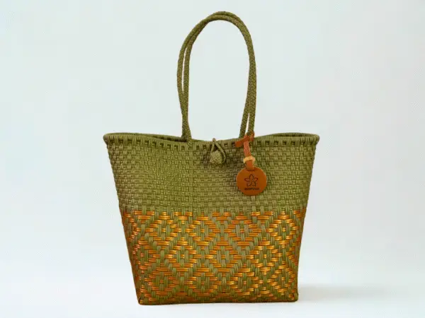 "Batik Cahaya - fénybe szőtt batik " táska avokádó-arany színben - Image 4