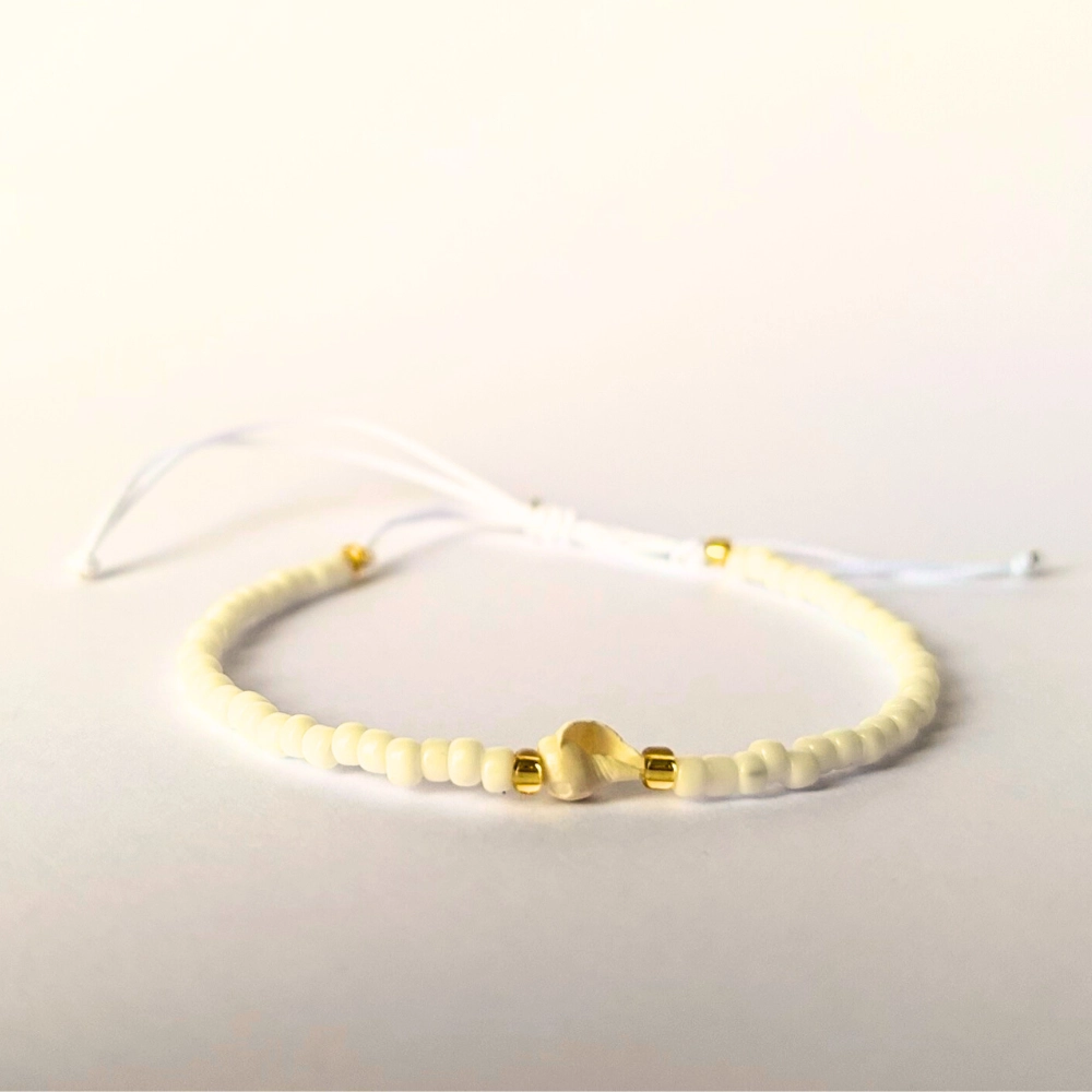 "Laut -tengerlélek" üveggyöngy karkötő kagylóval