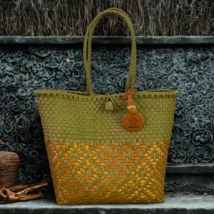 "Batik Cahaya - fénybe szőtt batik " táska avokádó-arany színben