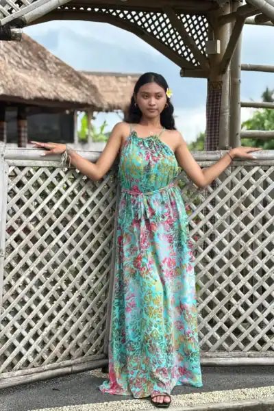 "Bayu Halus – Lágy szellő a trópusokról" maxi ruha