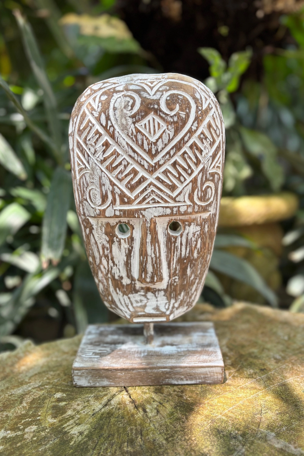 Toryan fadísz – kézzel faragott szívmotívumos fa maszk - Image 6