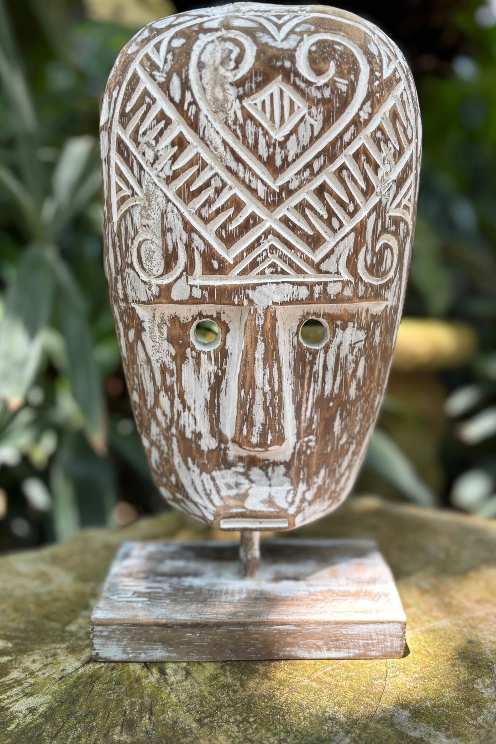 Toryan fadísz – kézzel faragott szívmotívumos fa maszk - Image 7