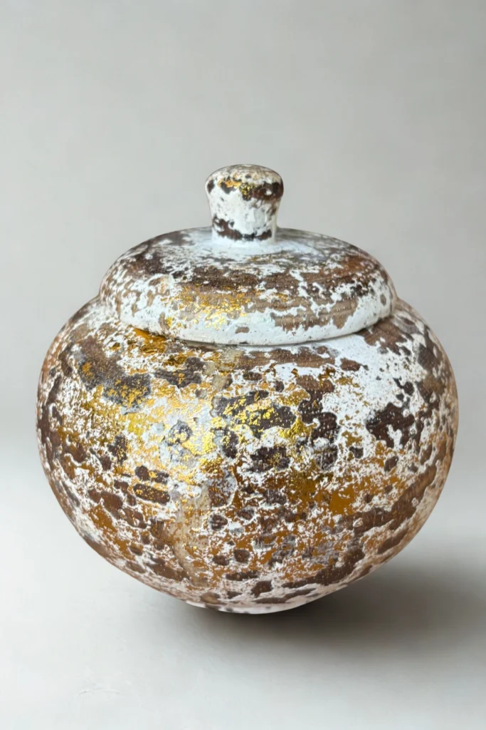 Aranyozott fa tároló